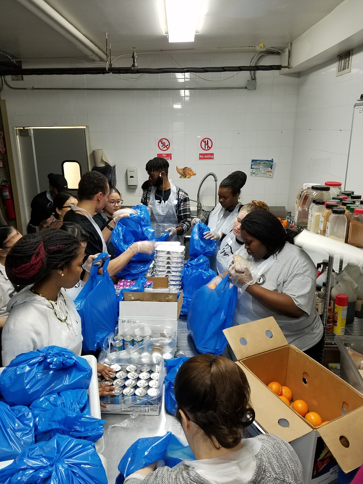 Community Kitchen - Photo 4