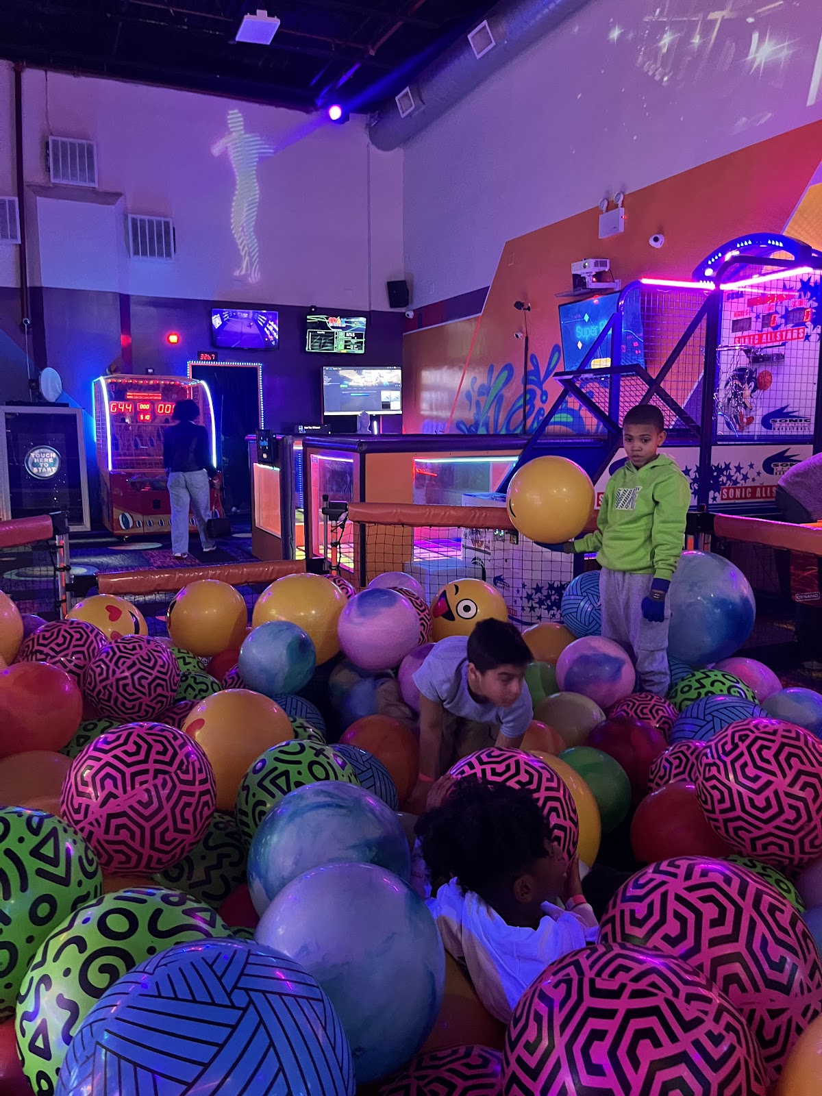 Max Adventures Kids Birthday Party Place - Photo 2