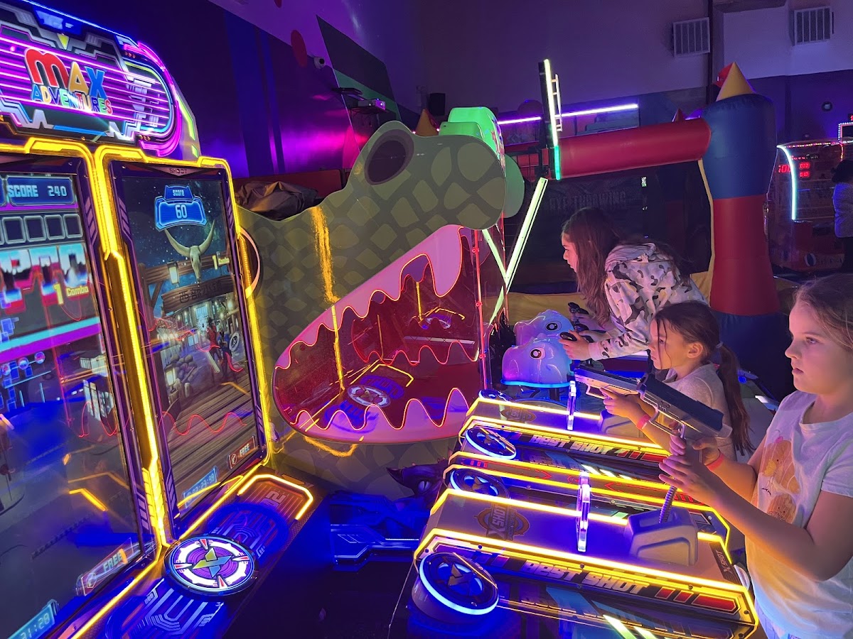 Max Adventures Kids Birthday Party Place - Photo 5