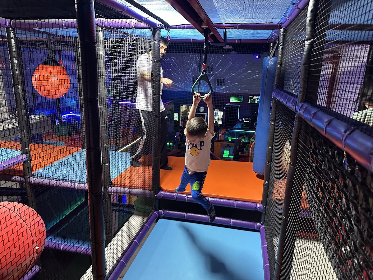 Max Adventures Kids Birthday Party Place - Photo 8
