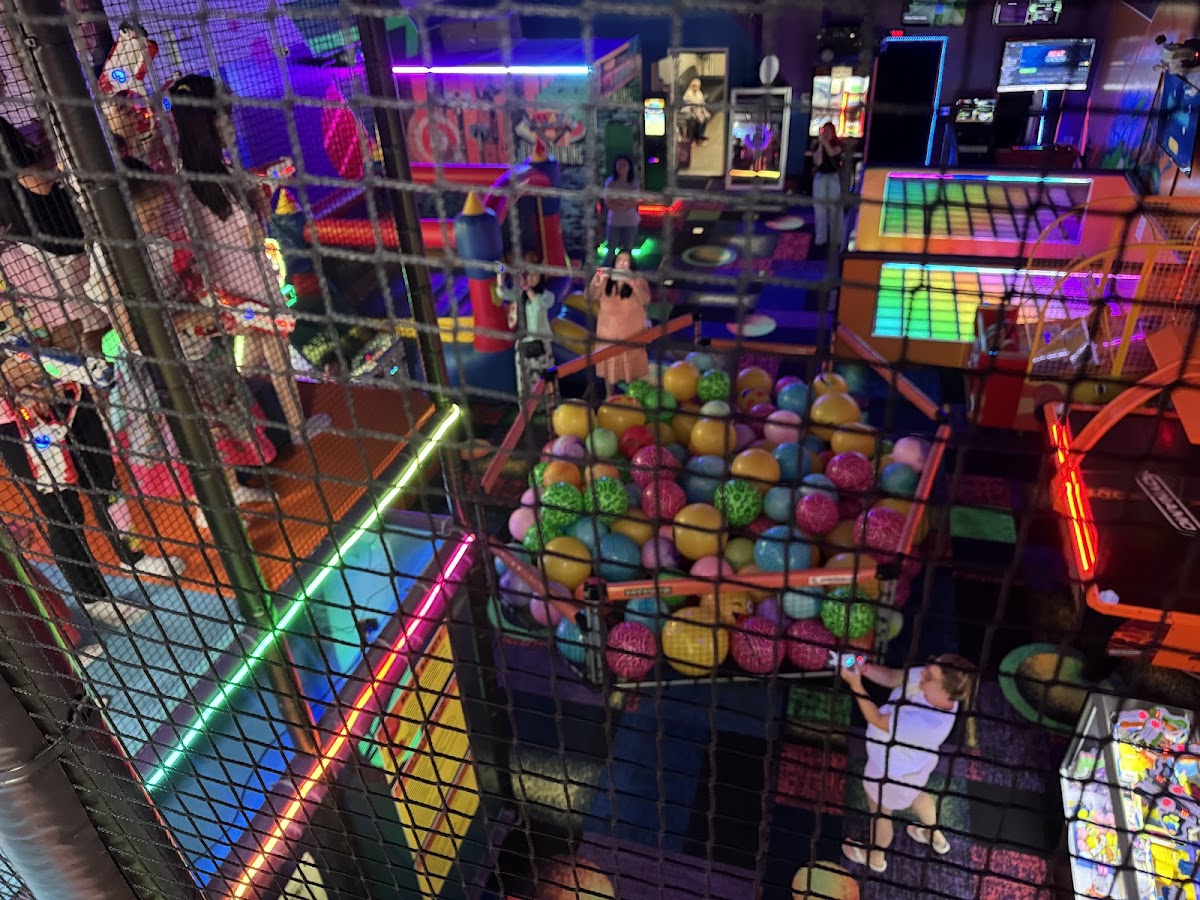 Max Adventures Kids Birthday Party Place - Photo 9