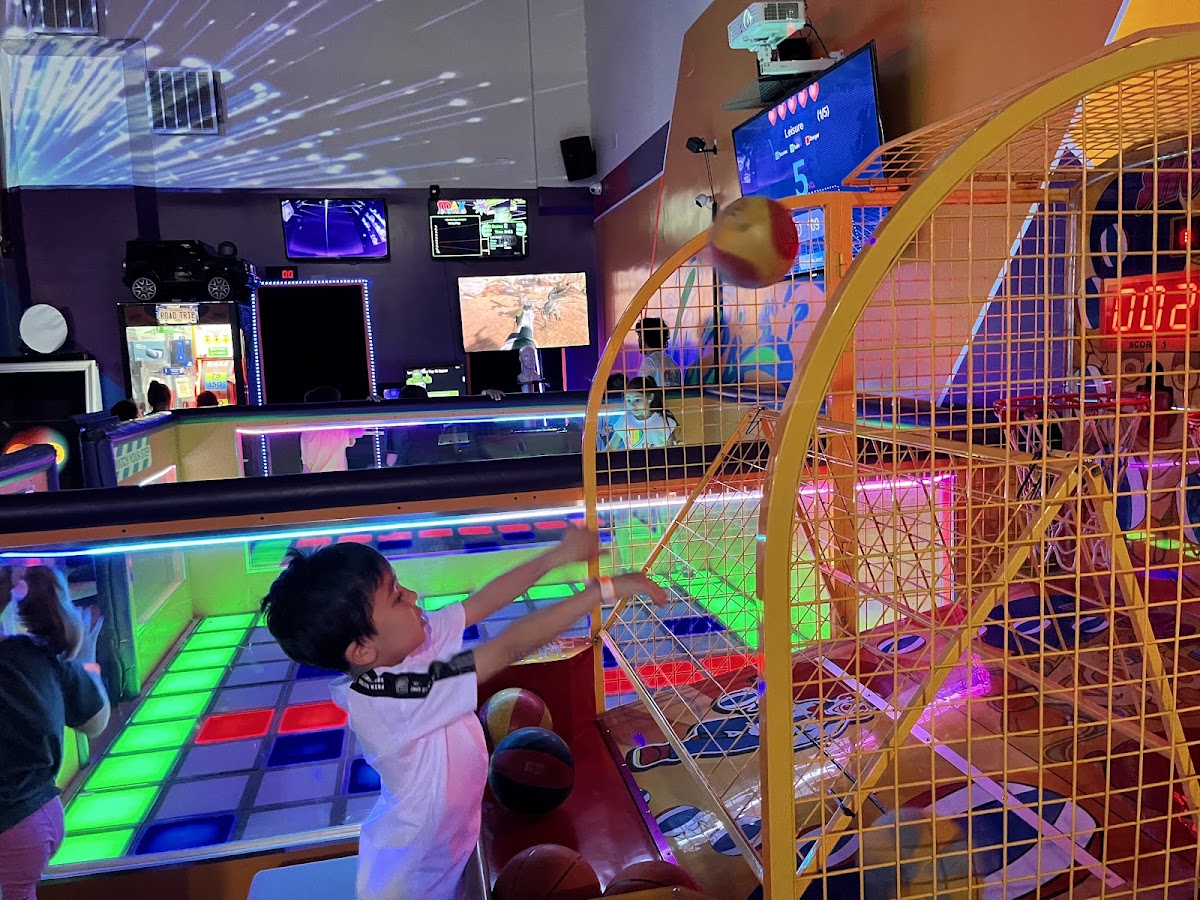 Max Adventures Kids Birthday Party Place - Photo 10