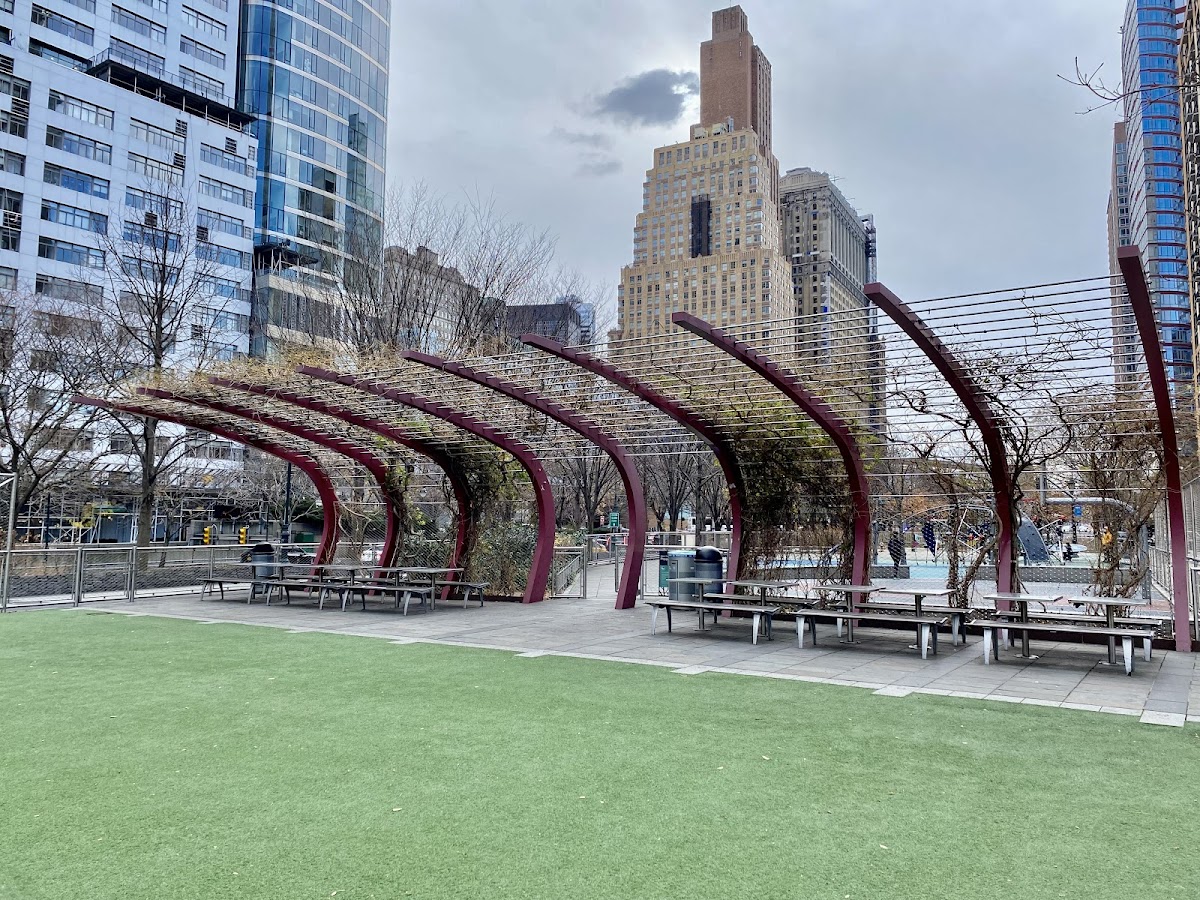 West Thames Playground - Photo 3