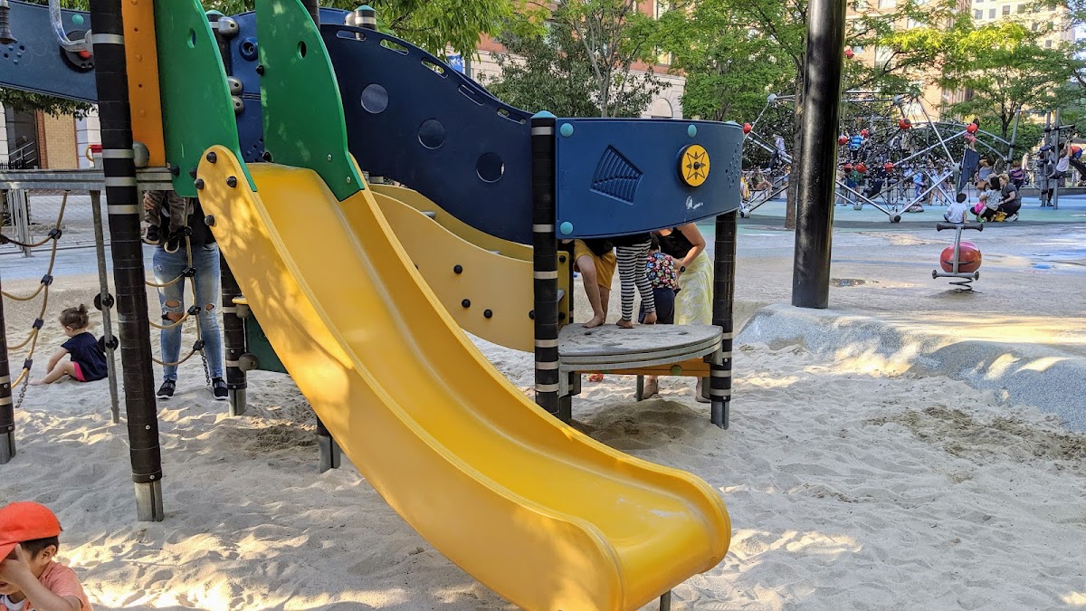 West Thames Playground - Photo 4